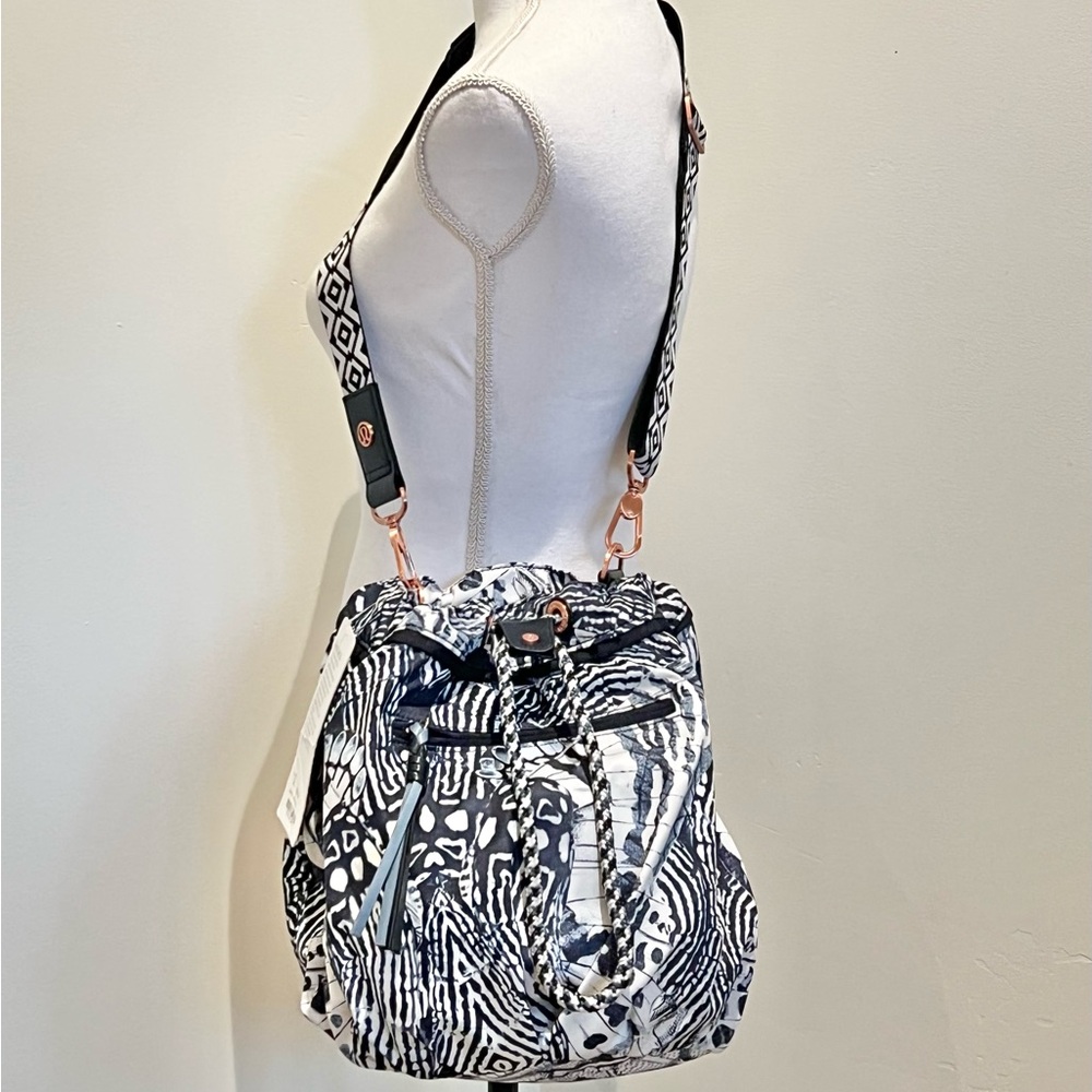 🤩 NWT Lululemon Diversity Bag Winged Mosaic White Naval Blue - Picture 2 of 16
